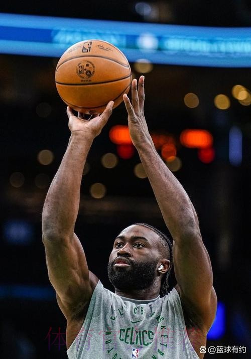 杰伦-布朗关键时刻两罚不中,托哈再中三分砍下25分领先5分 杰伦-布朗关键时刻两罚不中,托哈再中三分砍下25分领先5分